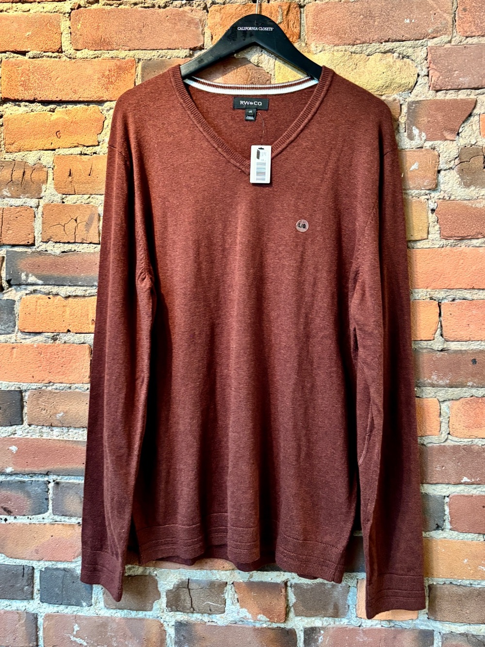 RW&CO Rust Men’s V‑Neck Knit Sweater with Elbow Patches. Size Large. NEW ❤️